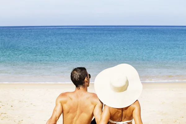 Par njuter av semester på stranden — Stockfoto