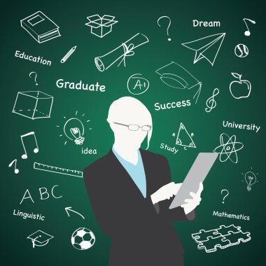 Fikir tahtaya önünde duran kadın.