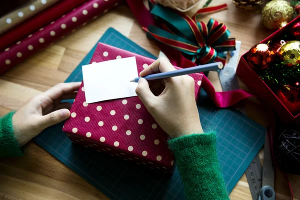 Foto aérea de regalos de Navidad y papeles de regalo —  Fotos de Stock