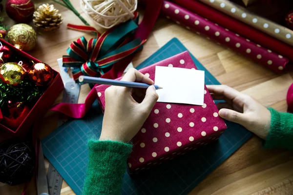 Foto aérea de regalos de Navidad y papeles de regalo —  Fotos de Stock