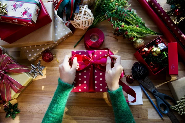 Foto aérea de regalos de Navidad y papeles de regalo —  Fotos de Stock