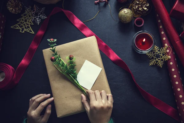 Foto aérea de regalos de Navidad y papeles de regalo —  Fotos de Stock