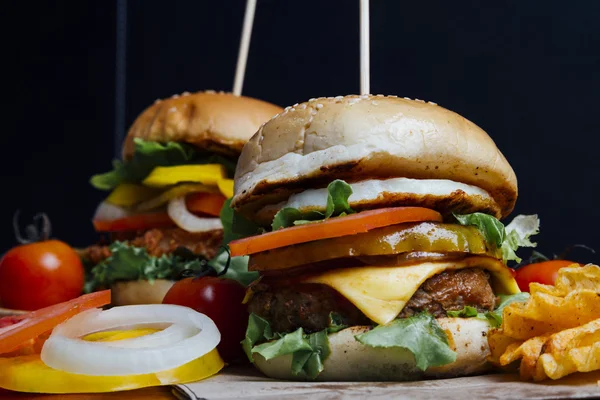 Hamburger closeup pe fundal negru — Fotografie, imagine de stoc