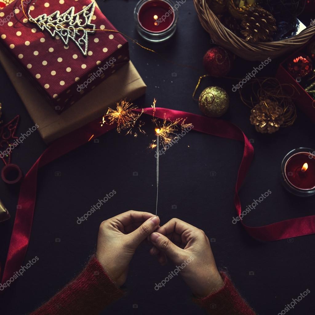 クリスマス プレゼント 包装紙のオーバー ヘッド ショット ストック写真 C Bluehousestudio
