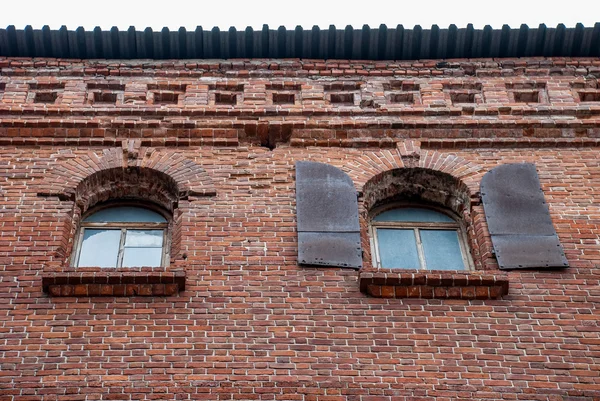 Дуговые окна в кирпичной стене — стоковое фото