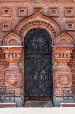 Kilisenin desenli metal kapı