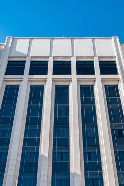 La fachada moderna del nuevo edificio — Foto de Stock