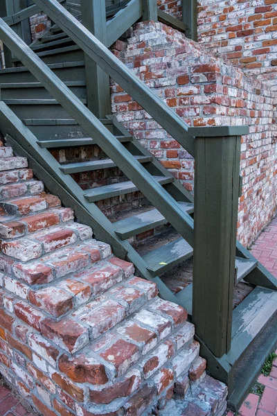 Una escalera de madera en la pared de piedra — Foto de Stock