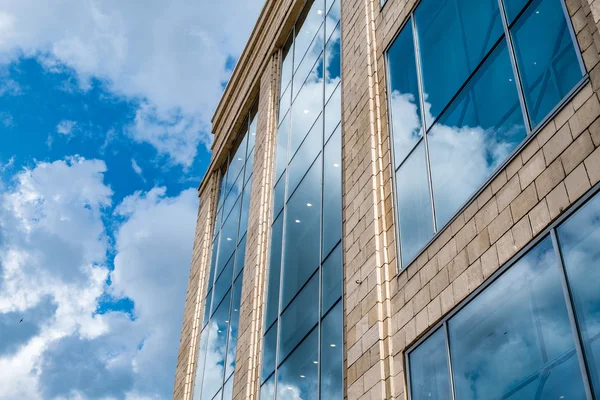 Reflejo de nubes en el edificio — Foto de Stock