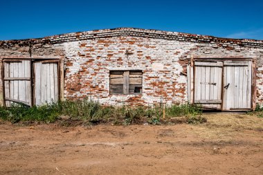 Terkedilmiş tuğla cowshed