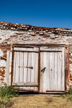 Terk edilmiş bir ahırı ahşap kapı