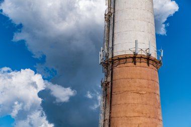 Tuğla kazan borusu kalın bulutlar arka plan üzerinde