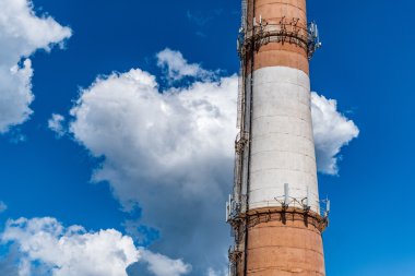 Tuğla kazan borusu kalın bulutlar arka plan üzerinde