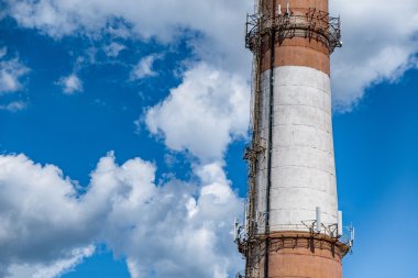 Tuğla kazan borusu kalın bulutlar arka plan üzerinde
