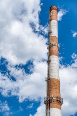 Tuğla kazan borusu kalın bulutlar arka plan üzerinde