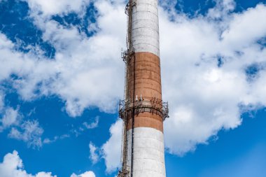 Tuğla kazan borusu kalın bulutlar arka plan üzerinde