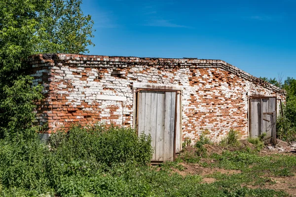 Abandoned brick cowshed — Stock Photo, Image