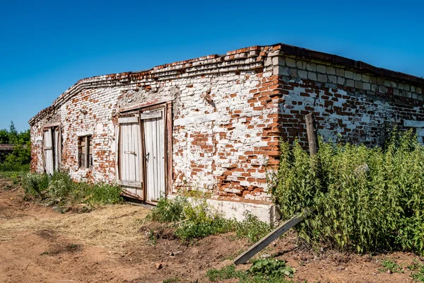 Terkedilmiş tuğla cowshed — Stok fotoğraf