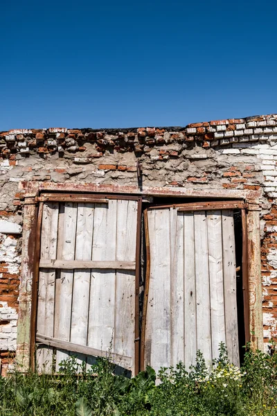 Portas de madeira de um celeiro abandonado — Fotografia de Stock