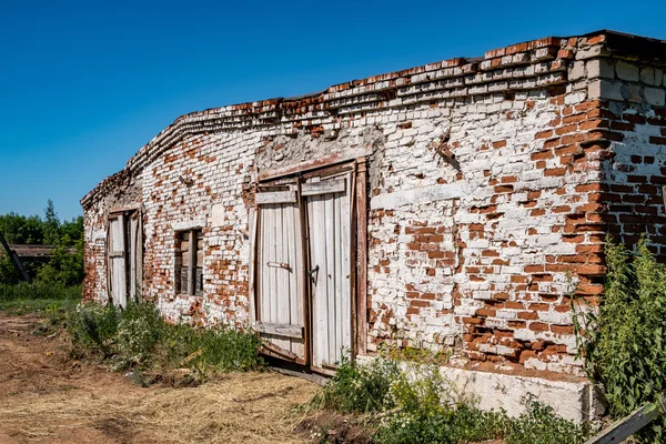 Abandonado galpão de tijolo — Fotografia de Stock