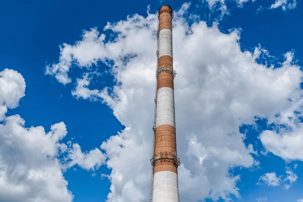 Baksteen Ketel Pijp Achtergrond Van Dikke Wolken — Stockfoto