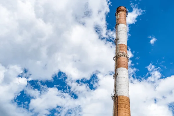 Baksteen Ketel Pijp Achtergrond Van Dikke Wolken — Stockfoto