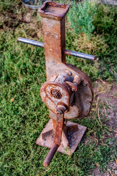 Het huis tilt Jack. Oude roestige mechanische schroefkrik — Stockfoto