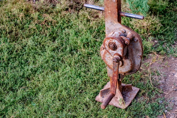 Um macaco de elevação. Velho ferrugento parafuso mecânico jack — Fotografia de Stock