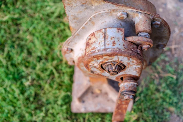 Het huis tilt Jack. Oude roestige mechanische schroefkrik — Stockfoto