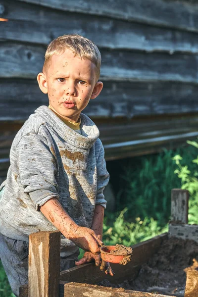 Kirli Yüzü Kıyafetleri Olan Yaz Günü Kırsal Kesimde Tahta Evin — Stok fotoğraf