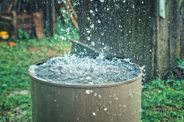 Barril Chuva Forte Fluxo Água Derrama Telhado Barril Metal Velho — Fotografia de Stock