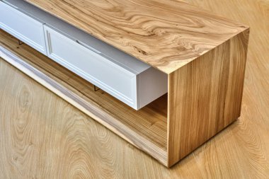 Çağdaş oturma odasındaki canlı kenar karaağaç levha medya kabinesi. Modern mobilyalar yakın çekim