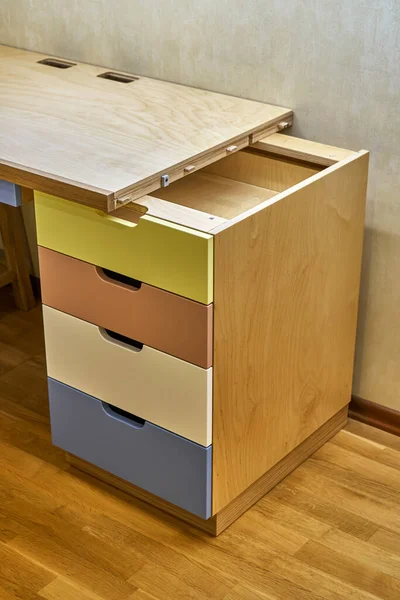 Sperrholztisch Mit Mehrfarbigen Schubladen Während Der Montage Fragment Des Schreibtisches — Stockfoto