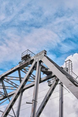 Bulutlu bir gökyüzüne karşı nehir üzerinde demir tren köprüsü. Yakın plan.