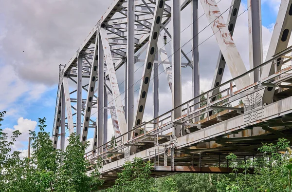 Ijzeren Treinbrug Rivier Tegen Een Bewolkte Lucht Brug Het Groen — Stockfoto