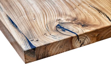 Beyaz arka planda canlı karaağaç masası tezgahı. Yakın plan.