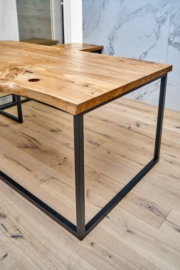 Modern bir ev ofisinde metal tabanlı canlı karaağaç oyun masası tezgahı. Masanın parçası.