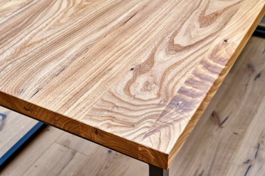 Modern bir ev ofisinde metal tabanlı canlı karaağaç oyun masası tezgahı. Ayrıntılar yakın plan