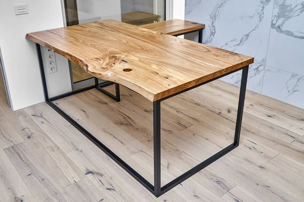 Modern bir ev ofisinde metal tabanlı canlı karaağaç oyun masası.
