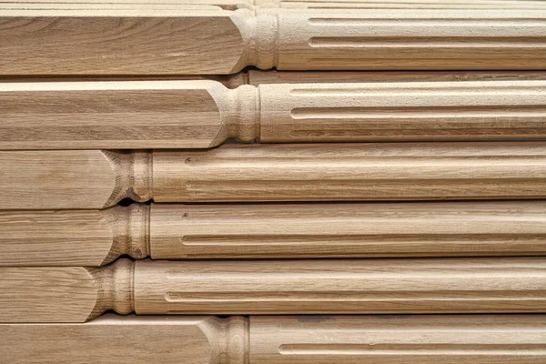 Zmieniam Drewniane Balustrady Schodowe Balustrady Schodów Drewnianych Ułożone Szlifowaniu Warsztacie — Zdjęcie stockowe