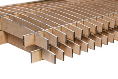 Doğramacılık. Beyaz arka planda kontrplak bükmek için MDF çerçeveleri. Mobilya imalatı