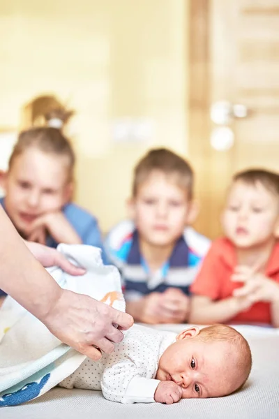 Mãos Mãe Gentis Cobrem Bebê Recém Nascido Com Pequeno Cobertor — Fotografia de Stock