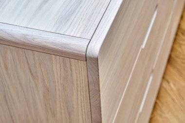 Ağartılmış meşe ağacından yapılmış şık bir sandık. Parmak sürgülü sürgülü sürgüler ışık odasında yerde duruyor. Üst görünüm kapalı.