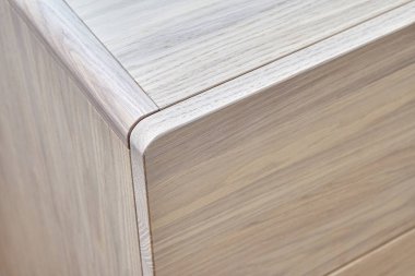 Ağartılmış meşe ağacından yapılmış şık bir sandık. Parmak sürgülü sürgülü sürgüler ışık odasında yerde duruyor. Üst görünüm kapalı.