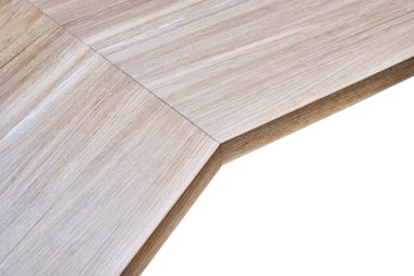 Beyaz arka planda beyazlatılmış meşe ağacından yapılmış zarif yazı masası, üst görünüm