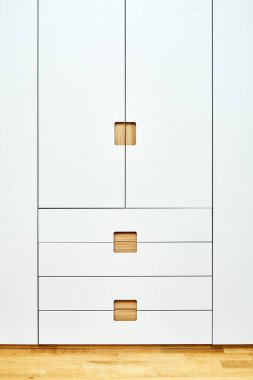 Düz parmaklı modern ahşap gardırop gardırop kapıları. Açık gri dolaplı meşe kaplı kontrplak dolaplar. Modern mobilya