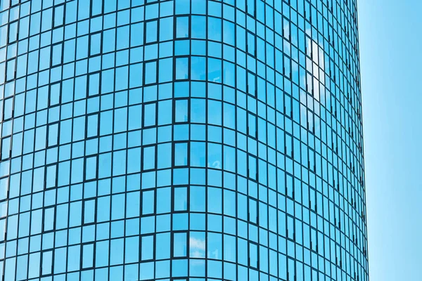 Elegante Edificio Oficinas Gran Altura Con Fachada Vidrio Azul Brillante — Foto de Stock