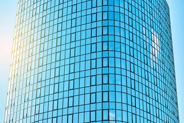 Elegante Edificio Oficinas Gran Altura Con Fachada Vidrio Azul Brillante — Foto de Stock