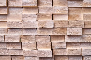 Çağdaş marangozluk deposunda masa bacakları üretimi için geniş bir doğal katı huş ağacı yığını.
