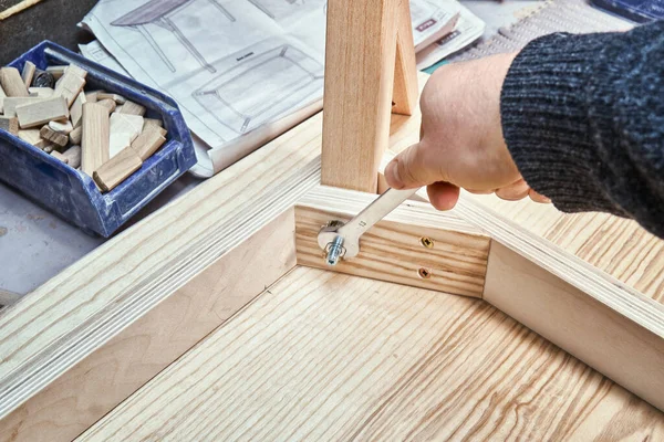 木工车间密闭时 熟练的工匠在胶合板 薄板和实心轻灰的接合板上拧螺丝 — 图库照片